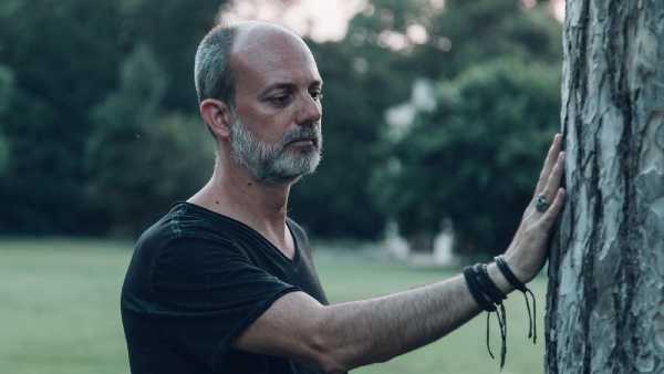 Stile neoclassico, animo rock, mente digitale… FABRIZIO PATERLINI, il pianista italiano più ascoltato ad Hollywood, con oltre 100milioni di stream e 423mila ascoltatori mensili su Spotify, ha portato la musica classica Made in Italy in tutto il mondo