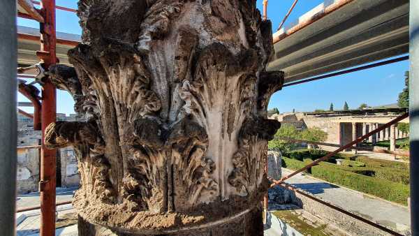 Pompei, il restauro delle colonne della CASA DEL FAUNO