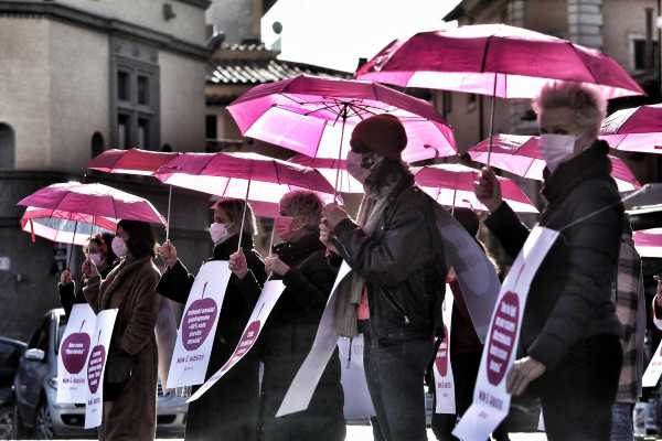 Recovery Fund: il Giusto Mezzo mobilita centinaia di persone in presenza e migliaia online con il flashmob #noncibasta.
