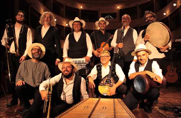 Il Giorno della Memoria 2021avrà tra i protagonisti “Romanò Simchà”, la festa ebraica rom in musica portata in scena dai solisti dell’OMA, l’Orchestra Multietnica di Arezzo diretta da Enrico Fink, e dall’Alexian Group guidato da Alexian Santino Spinelli. Un progetto unico nel suo genere, per originalità e proposta artistica, che rende omaggio, in un giorno così speciale, al valore del dialogo insieme alla forza narrativa e costruttiva della musica, manifestazione eclatante di quanto possa essere vitale e rigenerante l’incontro tra storie, culture e vissuti umani. Le occasioni di partecipare all’evento saranno molteplici e in forme diverse anche se, per gli spettatori, tutte da vivere al di là di uno schermo. Data infatti l’impossibilità per il pubblico di accedere in teatro gli incontri saranno trasmessi online, preservando tuttavia l’importante qualità dell’esserci degli artisti, del qui e ora, di un evento unico a cui partecipare con tutta l’attenzione possibile. Gli eventi principali dedicati al pubblico e alle famiglie saranno due. Mercoledì 27, alle ore 21:30, “Romanò Simchà” andrà in scena dal Teatro Excelsior di Reggello in collaborazione con Fondazione Toscana Spettacolo onlus, il Comune di Reggello e la Coop. Excelsior. Giovedì 28 gennaio, alle ore 21:30, live dal Teatro Verdi di Monte San Savino, il concerto andrà invece in streaming sulla piattaforma ilsonar.it. L’evento, dal costo di € 5, costituirà anche il primo appuntamento della stagione teatrale 2020/21 del Teatro Verdi, in collaborazione con Comune di Monte San Savino, Fondazione Toscana Spettacolo onlus, Officine della Cultura, A.S. MonteServizi e, per la particalarità dell’evento, con l’Associazione Salomon Fiorentino. Il Giorno della Memoria di “Romanò Simchà” avrà comunque inizio mercoledì 27, a 76 anni dalla data della liberazione del campo di concentramento di Auschwitz, dal Teatro della Compagnia di Firenze in occasione della manifestazione organizzata annualmente dalla Regione Toscana - inserita nell'ambito di Giovanisì, il progetto della Regione Toscana per l'autonomia dei giovani - quest’anno dal titolo “A vent’anni dal primo Giorno della Memoria”. La visione della diretta streaming, con inizio alle ore 9:30, sarà dedicata alle scuole e agli studenti toscani in ricordo dello sterminio e delle persecuzioni del popolo ebraico e dei deportati militari e politici italiani nei campi nazisti. Tra gli ospiti Enrico Pieri, superstite della strage di Sant’Anna di Stazzema e i testimoni della persecuzione antiebraica Vera Vigevani Jarach, Kitty Braun e le sorelle Andrea e Tatiana Bucci. Ancora con una visione aperta solo per le scuole, giovedì 28 mattina alle ore 10:30, “Romanò Simchà” tornerà live dal Teatro Verdi di Monte San Savino con visibilità dalla piattaforma ilsonar.it. All’evento parteciperanno circa 60 classi delle scuole primarie e secondarie inferiori del Comune di Monte San Savino e della provincia di Sondrio, quest’ultime grazie all’invito di Issrec (Istituto Sondriese per la storia della Resistenza e dell’Età contemporanea) e Anpi di Sondrio in collaborazione con l’Ufficio scolastico territoriale. Scrivono a questo proposito Fausto Messa dell’Issrec, il presidente provinciale Anpi di Sondrio Egidio Melè e il dirigente Ust Fabio Molinari: «Lo spettacolo-oratorio di Santino Spinelli e di Enrico Fink ci parla di un patrimonio culturale (linguaggi, abitudini, galateo) comune, frutto di un grande e benefico provvidenziale meticciamento storico, di cui non siamo consapevoli, perché spesso ancorati a stereotipi del tutto obsoleti. Memoria attiva per produrre senso e significato alle azioni del presente, perché se è vero che la Shoah e il Samudaripen [genocidio di rom e sinti] sono fatti tristemente storici, sappiamo che il grembo del razzismo è sempre molto fecondo anche nella nostra contemporaneità, soprattutto in questi tempi di pandemia, in cui gli egoismi individuali e nazionali si sono ampiamente moltiplicati». Lo storico incontro sul piano musicale tra due importanti tradizioni culturali come quella romaní e quella ebraica, presenti in Italia da secoli nella constatazione che quando i rom e gli ebrei non si sono incontrati nei campi di sterminio nazi-fascisti o nelle segrete della Santa Inquisizione hanno donato al mondo arte sublime di cui di sono avvalsi i più grandi compositori europei, avrà come protagonisti, oltre ad Enrico Fink al flauto e a Alexian Santino Spinelli alla fisarmonica, il violinista rom Gennaro Spinelli, il percussionista Massimiliano Dragoni, il clarinettista Gianni Micheli, il chitarrista Massimo Ferri, il bassista Luca Roccia Baldini, il batterista Fausto Della Torre, la cantante argentina Paola Scoppa e il trombonista Saverio Zacchei, provenienti da una parte dallo straordinario ensemble dell’OMA dall’altra dall’Alexian Group. “Romanò Simchà – festa ebraica rom” è anche un disco già acquistabile nelle piattaforme online e presto anche nei migliori negozi di dischi, nel principio che portare oggi in concerto, in un disco, la musica degli ebrei d’Italia insieme a quella dei Rom italiani significa raccontare, finalmente, una società che, nonostante ci sia ancora chi lo neghi, è da sempre frutto del’incontro fra minoranze, fra culture diverse. Non una cultura monolitica, “pura”, da difendere dall’invasione dell’altro, dello straniero, ma un paese, un mondo, la cui forza e le cui prospettive di crescita sono legate indissolubilmente alla capacità di far dialogare le culture, senza volerle ridurre a una, assimilarle, né allontanarle, ghettizzarle. Una civiltà resa ricca dall’incontro e, soprattutto in questo caso, dalla festa di “Romanò Simchà”. Ulteriori informazioni: www.officinedellacultura.org.