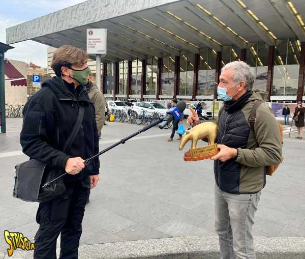 Anteprima STRISCIA LA NOTIZIA: Massimo Giletti lecca le gambe a Nunzia De Girolamo e si becca un Tapiro d'oro