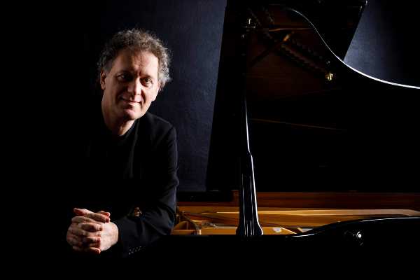 IL SORRISO DI HAYDN: in streaming dalla Sala Casella l'incontro con Andrea Lucchesini e Giovanni Bietti e la partecipazione del Quartetto Eos