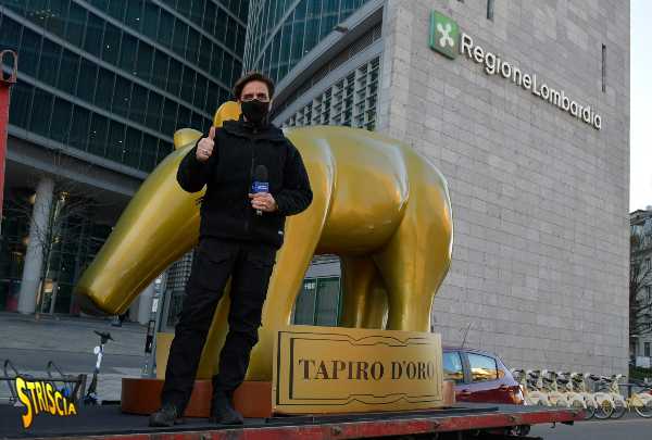 STRISCIA: Tapiro d'oro gigante alla Regione Lombardia