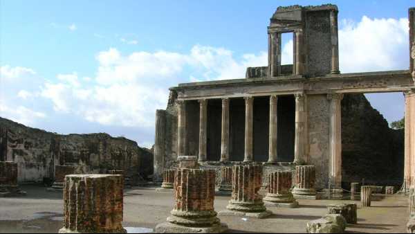 Oggi in TV: "Mediterraneo" su Rai3 - La rubrica della Tgr visita Pompei tra silenzio e nuove scoperte