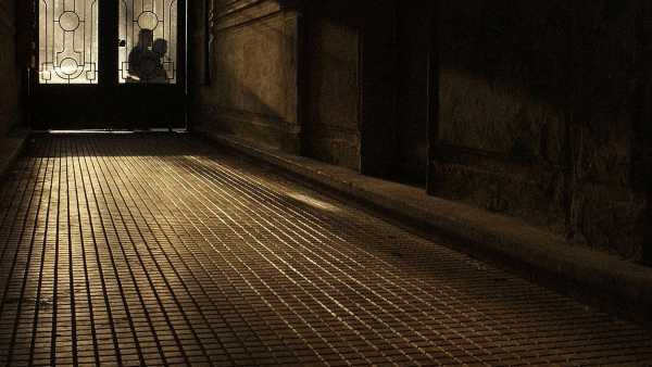 Stasera in TV: Sherlock Holmes vs Conan Doyle - Su Rai5 (canale 23) un autore "oscurato"
