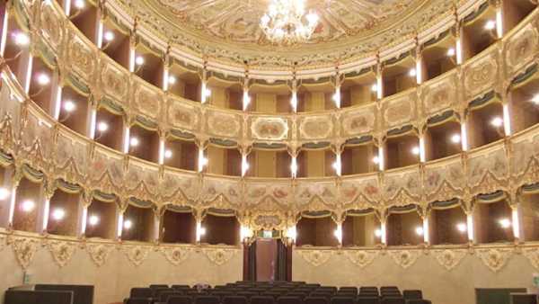 Stasera in TV: Lorenzo Viotti dirige "Le convenienze e inconvenienze teatrali" - Su Rai5 (canale 23) dall'Opera di Lione con la con la regia di Laurent Pelly