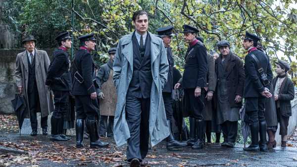 Stasera in TV: Le indagini de "Il Commissario Ricciardi" su Rai1 - Lino Guanciale protagonista della serie tv
