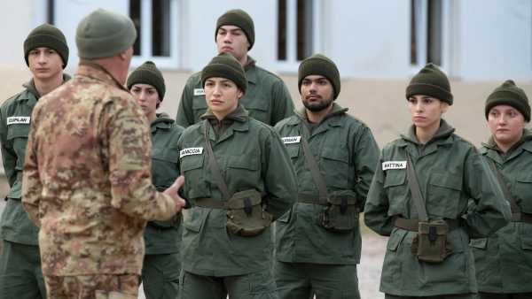 Stasera in TV: Rai2, donne in guerra ed esercitazioni a squadre ne "La Caserma" - Lectio magistralis di Aldo Cazzullo sul ruolo della donna nella storia