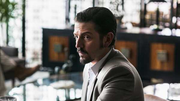 Stasera in TV: Su Rai4 (canale 21) "Narcos: Mexico", torna la serie sul narcotraffico - Con Diego Luna nei panni dello spietato Félix Gallardo e Michael Peña in quelli dell'agente DEA Camarena.