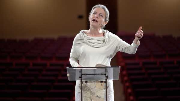 Stasera in TV: Su Rai5 (canale 23) "Divina Commedia. Vespri danteschi" - Lucilla Giagnoni interpreta tutti i 100 canti