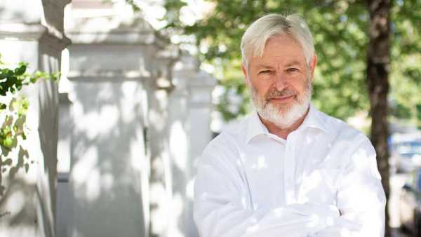 Oggi in Radio: Jonathan Coe a" Prima Fila" - Su Radio1 anche Lino Guanciale, alias il Commissario Ricciardi