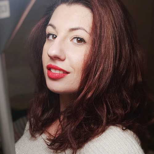 L’astro nascente del cantautorato femminile italiano, CHIARA LENA, racconta l’amore unilaterale in “PENSANDO CHE”, il suo nuovo singolo