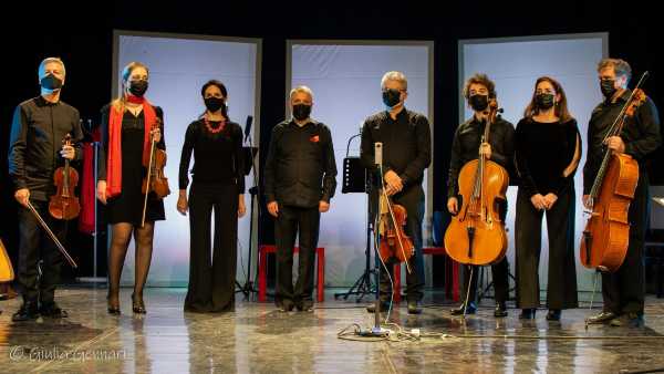 L'UOMO CHE SCAMBIO' SUA MOGLIE PER UN CAPPELLO : in live streaming l'opera di Michael Nyman su libretto di Oliver Sacks