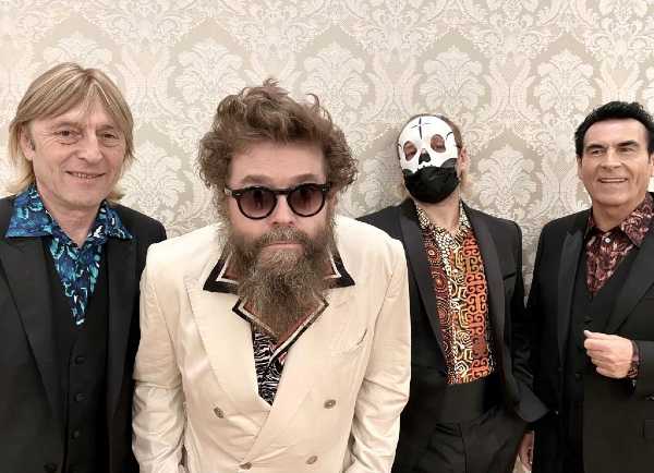 Gli EXTRALISCIO sono in gara al 71° Festival di Sanremo con il brano "BIANCA LUCE NERA" feat. DAVIDE TOFFOLO (Tre Allegri Ragazzi Morti)