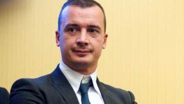Oggi in TV: A "VERISSIMO" ROCCO CASALINO: "Con Josè sette anni d'amore, tra alti e bassi" "Ora la pillola per diventare eterosessuale non la prenderei più"