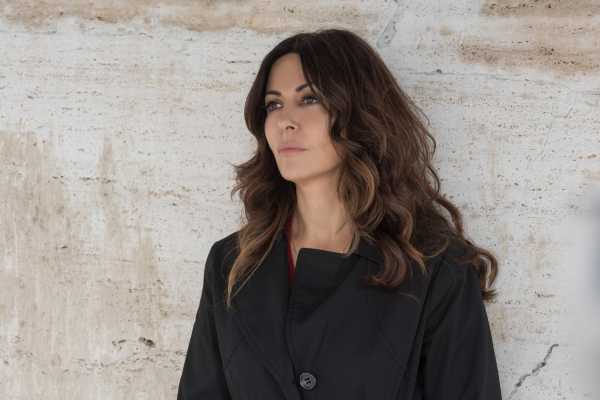 Stasera in TV: Su Canale 5 "L'amore strappato" con Sabrina Ferilli Stasera in TV: Su Canale 5 "L'amore strappato" con Sabrina Ferilli