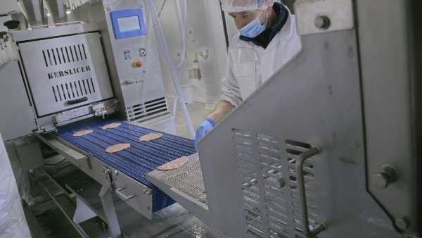 L’invasione del cibo spazzatura: su ARTE in italiano il documentario-inchiesta che racconta cosa c’è dentro un cordon bleu (e non solo)