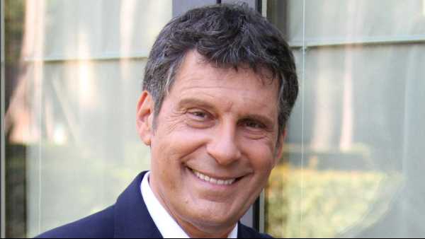 Oggi in TV: In esclusiva su RaiPlay "Ossi di seppia" - Carlo Conti racconta Fabrizio Frizzi