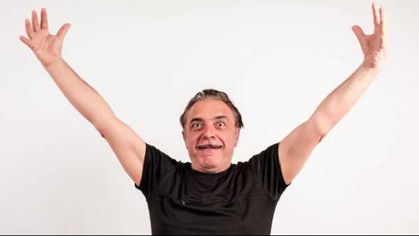 Oggi in TV: L'umorismo di Nino Frassica a "Quante Storie" - Su Rai3, con Giorgio Zanchini