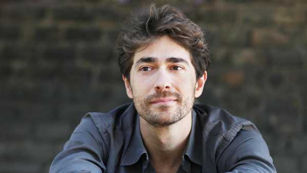 Stasera in TV: Giovanni Scifoni e Marco Carrara a "S'è fatta notte" - Su Rai1 con Maurizio Costanzo