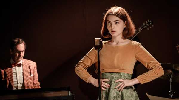 Stasera in TV: Nada, "La bambina che non voleva cantare" - Con Carolina Crescentini, Tecla Insolia, Paolo Calabresi e Paola Minaccioni, su Rai1 mercoledì 10 marzo
