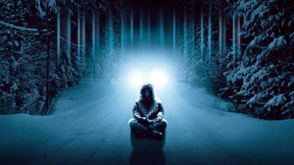 Un thriller fantascientifico tratto dall’omonimo romanzo di Stephen King. È il film “L’acchiappasogni”, scritto e diretto dall’autore de “Il grande freddo” e “Silverado” Lawrence Kasdan, in onda sabato 6 marzo alle 21.20 su Rai4 (canale 21 del digitale terrestre). Da ragazzini Jonesy, Henry, Pete e Beaver salvarono un bambino di nome Duddits dall’aggressione di alcuni bulli. Duddits era affetto da Sindrome di Down, ma dotato di un grande potere paranormale che, in segno di gratitudine, trasmise in minima parte anche ai suoi quattro nuovi amici. Ora che i quattro sono cresciuti, ogni anno si ritrovano per la tradizionale caccia al cervo e ricordano sempre quell'episodio che ha cambiato le loro vite per sempre. Ma durante la loro reunion annuale, i quattro scoprono che qualcosa di sinistro si sta aggirando nei boschi e solo loro sono in grado di fermare questa minaccia aliena. Il cast è di primissimo livello e comprende Morgan Freeman, Tom Jane, Damian Lewis, Jason Lee, Timothy Olyphant e Tom Sizemore.