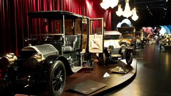 Oggi in TV: "Questioni di Stilo" al Museo Nazionale dell'Automobile di Torino - Su RadioLive il ricordo dell'"Avvocato"