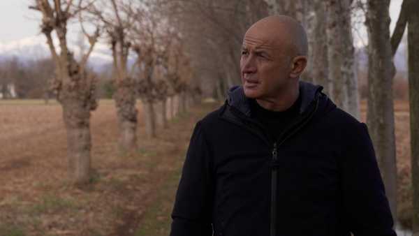 Stasera in TV: Su Rai3 torna "Che ci faccio qui" con Domenico Iannacone - La prima puntata: "Quello che resta"