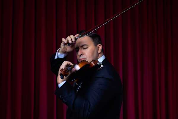 Nuovo appuntamento con Antonio Pappano, il 12 marzo alle 20.30 (in live streaming www.santacecilia.it/streaming e in diretta su Rai Radio Tre), sul podio dell’Orchestra dell’Accademia Nazionale di Santa Cecilia per dirigere la prima assoluta di Repression di Yikeshan Abudushalamu, compositore Uiguro (etnia turcofona di religione islamica che vive nel nord-ovest della Cina) e vincitore della I edizione del Concorso Internazionale di composizione Luciano Berio istituito dall’Accademia Nazionale di Santa Cecilia in collaborazione con il Centro Studi Luciano Berio, la SIAE Società Italiana degli Autori ed Editori, la Filarmonica della Scala, la Fondazione Maggio Musicale Fiorentino, l’Orchestra Sinfonica Nazionale della RAI e la Fondazione Boris Christoff. Il concerto impagina, inoltre, uno dei massimi capolavori di Felix Mendelssohn, il Concerto per violino e orchestra, interpretato da Maxim Vengerov, e la Suite n. 3 di Čajkovskij. A proposito di Repression, il compositore afferma: “invece di divulgare troppi dettagli sulla composizione, vorrei condividere alcune idee compositive di base. In questo lavoro, il pubblico ascolterà due stati sonori completamente diversi: uno è estremamente complesso, intenso e aggressivo, mentre l'altro è estremamente semplice, tranquillo e statico. Nei miei lavori passati ho sempre cercato di trovare un modo personale di organizzare ed elaborare i materiali musicali, per poi stabilire gradualmente la connessione tra loro nel processo di sviluppo. In questo caso ho portato avanti questa idea, ma la differenza è che l'emergere di ogni stato sonoro nel tempo è ancora più casuale e in qualche modo imprevedibile, affinché si possa creare un paesaggio sonoro ancora più contrastante, conflittuale e intenso. Il titolo del lavoro può essere interpretato in molti modi dal pubblico, perché rappresenta solo il mio sentimento personale e la mia comprensione di questo lavoro dopo il suo completamento. In altre parole, questo lavoro può anche essere considerato come musica senza titolo. Vale a dire, il pubblico non dovrebbe essere ingannato o costretto dal titolo, ma concentrarsi maggiormente sull'esperienza di ascolto di Repression.” La serata prosegue con il Concerto per violino e orchestra op. 64; l’opera della maturità di Mendelssohn che, per la sua brillantezza e virtuosismo, rappresenta un’ambita prova d'esibizione per ogni virtuoso dello strumento. A interpretarlo, torna a Roma dopo i suoi concerti da camera negli anni Novanta, un virtuoso dello strumento: il violinista russo Maxim Vengerov, che si esibisce per la prima volta con l’Orchestra ceciliana. A concludere il concerto, l’Orchestra diretta da Pappano eseguirà la Suite n. 3 di Čajkovskij. Nato nel 1974, Maxim Vengerov ha iniziato la sua carriera solistica a 5 anni, ha vinto i concorsi internazionali Wieniawski e Carl Flesch rispettivamente all'età di 10 e 15 anni, ha studiato con Galina Tourchaninova e Zakhar Bron. A soli 10 anni ha realizzato la sua prima registrazione e da allora ha inciso per le maggiori etichette discografiche, ottenendo, tra l’altro un Grammy e un Gramophone Award. Il suo ampio repertorio non ha preclusioni di generi, ama suonare musica barocca, jazz e rock e dal 2007 si dedica anche alla direzione d’orchestra, studiando con Yuri Simonov e diplomandosi presso l'Istituto di Mosca di Ippolitov-Ivanov nel giugno 2014. Nelle ultime stagioni Maxim Vengerov si è esibito come solista e / o direttore con tutte le principali orchestre, tra cui la New York Philharmonic, Berliner Philharmoniker, London Symphony, BBC Symphony, Orchestra del Mariinskij, le orchestre sinfoniche di Chicago, Montreal e Toronto. Fra gli impegni più recenti ricordiamo l’inaugurazione della stagione 2018/19 dell'Orchestra Filarmonica della Scala con Riccardo Chailly; nel 2019 è stato artista residente con la Filarmonica di Parigi e quella di Monte Carlo. Nel 2020 è diventato il primo Artista in Residence di Classic FM, ed è entrato a far parte di IDAGIO (il canale di streaming di musica classica), con cui ha anche inciso il Concerto di Čajkovskij (diretto da Chung con l'Orchestre Philharmonique de Radio France) nonché un recital dal vivo alla Carnegie Hall. Il 20 aprile 2021, sempre per Idagio, suonerà insieme a Mischa Maisky e Martha Argerich alla Royal Albert Hall di Londra. Maxim Vengerov si dedica con passione anche all’insegnamento e all'incoraggiamento dei giovani talenti: attualmente è titolare della Stephan and Viktoria Schmidheiny Stiftungsprofessur presso l'Università Mozarteum di Salisburgo e da settembre 2016 è anche Polonsky Visiting Professor di violino presso il Royal College of Music di Londra. Ha fatto parte di prestigiose giurie di concorsi per violino; per ben due volte (2011 e 2016) è stato presidente del Concorso Wieniawski. Nel 1997, è stato ambasciatore dell’UNICEF, organizzazione per la quale ha raccolto fondi ed ha suonando per i bambini e le comunità svantaggiate in Uganda, Thailandia, Balcani e Turchia. Nel 2018 è diventato Goodwill Ambassador della Musica Mundi School, che sostiene i giovani talenti. Yikeshan Abudushalamu, compositore uiguro, è nato a Xinjiang in Cina il 18 marzo 1985. Ha studiato composizione con Guang Zhao e Shirui Zhu al Conservatorio di Shanghai dal 2008 al 2013 e con il professor Shirui Zhu dal 2015 al 2019 per il suo master. Durante gli anni di studio ha ottenuto diversi premi come l’Excellence Award of China 2nd National Percussion Instrument Composition Competition nel 2010, lo Shanghai 2nd Rivers Awards Composition Competition nel 2010, e l’Excellence Award of Beijing 11th International Electronic Music Festival Composition Competition nel 2014. Dal 2012 al 2013 è stato selezionato e inviato dal Conservatorio di Shanghai come studente di scambio per studiare alla Haute école de musique de Genève, dove ha studiato composizione con Michael Jarrell e composizione elettroacustica con Luis Naon. Nel 2013 l'Ensemble XX. Jahrhundert ha presentato con successo il suo quartetto d'archi "Modulation of Three Primary Colors" alla Shanghai New Music Week. Nel 2015, è stato compositore in residenza del Festival Manca a Nizza. Nel 2019 ha vinto il Concorso Internazionale di Composizione Luciano Berio e attualmente è un compositore freelance con sede a Shanghai.