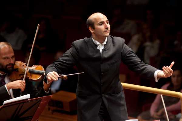 Gaetano d’Espinosa torna all’Auditorium di Milano e dirige online la seconda sinfonia di Schumann