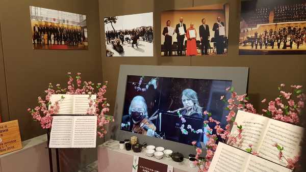 A dieci anni dallo tsunami e terremoto in Giappone l’Orchestra Sinfonica G. Rossini ed il Comune di Pesaro hanno voluto organizzare una piccola ma significativa esposizione presso lo Spazio Sora in via Rossini 35, come segno di amicizia e solidarietà nei confronti del popolo nipponico ed in particolare di Kakegawa, città con la quale Pesaro è gemellata dal 2016. La mostra, ideata dall’Assessore Vimini insieme al presidente di OSR, Saul Salucci, ha potuto contare anche sulla collaborazione di Sistema Museo come partner tecnico per l’allestimento. Era l’11 marzo del 2011, quando il terremoto più violento della storia nipponica, colpiva la regione di Tōhoku a nord-est dell’isola. La fredda verità dei numeri ha consegnato alla storia un bilancio di oltre 15.000 vittime che non tiene però conto della sofferenza non solo dei corpi ma anche delle anime dei sopravvissuti. A seguito di questo tragico evento il tenore Masahiro Shimba, che la città di Pesaro conosce bene per le numerose iniziative musicali che lo hanno visto protagonista al Teatro Rossini e per l’avvio delle relazioni tra le istituzioni pesaresi e di Kakegawa, sua città natale, ha intuito che la musica potesse offrire alle popolazioni colpite un sostegno significativo per lenire quelle ferite invisibli ma profonde che avevano segnato per sempre le loro vite. Partendo quindi dalla musica Shimba è riuscito a costruire una relazione tra Giappone, Città del Vaticano e l’Italia, collegando così spiritualità, arte e fratellanza. Il rapporto professionale e di amicizia esistente tra Shimba e Daniele Agiman, direttore artistico dell’Orchestra Sinfonica G. Rossini, ha favorito l’ingresso della Rossini e della città di Pesaro nel progetto, mentre, la presenza per conto di Città del Vaticano di Sua Eminenza, Cardinale Francesco Monterisi, ha dato grande spiritualità ed importanza al tutto. Determinanti, poi, i contributi delle amministrazioni locali nelle persone di Matteo Ricci, Daniele Vimini (rispettivamente Sindaco e Vicesindaco - Assessore alla bellezza del Comune di Pesaro) e Saburo Matzui (Sindaco del Comune di Kakegawa). Le prime attività si sono svolte in Italia, a Roma e a Pesaro, rispettivamente nella Basilica Papale di San Paolo Fuori le Mura e al Teatro Rossini, prevedendo la compresenza sullo stesso palco di artisti italiani e giapponesi. Poi nel 2015 la prima tournée in Giappone. Da allora ad oggi si contano in totale 4 tournée caratterizzate da concerti di importante valore artistico, tra cui quelli alla Orchard Hall presso il Teatro Bunkamura di Tokyo, attività artistiche e istituzionali a Kakegawa, città natale di Shimba, ed esecuzioni musicali su tutto il territorio nipponico compresi i luoghi colpiti dallo tsunami all’insegna della musica eseguita dai professori della Rossini e della spiritualità con i messaggi del Cardinale Monterisi. L’amicizia nata tra le popolazioni da questi scambi ha raggiunto il suo apice nella firma del gemellaggio tra le città di Pesaro e Kakegawa e nell’avvio di attività commerciali. Un esempio su tutti: il ristorante Pesaro a Kakegawa. Le foto ed i video esposti nella mostra sono la testimonianza di questa bella amicizia ed i fiori di ciliegio vogliono rappresentare il concetto di hanami, la millenaria tradizione giapponese che consiste nell’andare per parchi e giardini ad ammirare lo spettacolo magico e struggente della fioritura dei ciliegi. Si tratta di un rito ricco di fascino e simbolismo in cui lo sbocciare dei ciliegi simboleggia la bellezza, la caducità della vita ma nello stesso tempo anche la rinascita. E l’esposizione realizzata vuole proprio comunicare un messaggio di rinascita, anche qui, nei nostri territori, dopo tanti mesi difficili, rinascita possibile attraverso la cultura e l’amicizia.