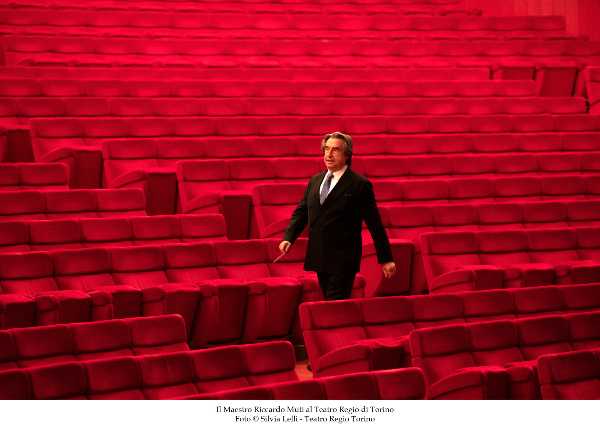 Riccardo Muti dirige un Concerto straordinario con l’Orchestra e il Coro del Teatro Regio Riccardo Muti dirige un Concerto straordinario con l’Orchestra e il Coro del Teatro Regio