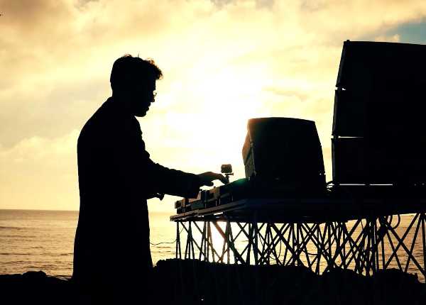 Modus Dj mostra al mondo la bellezza del Salento con un set sulla spiaggia di Monaco Mirante
