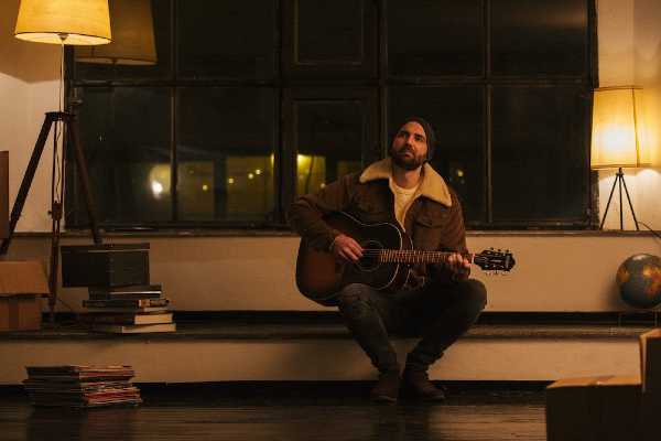 ALEX UHLMANN - Ecco il video in acustico di Paris or Rome, girato al Circolo Filologico di Milano