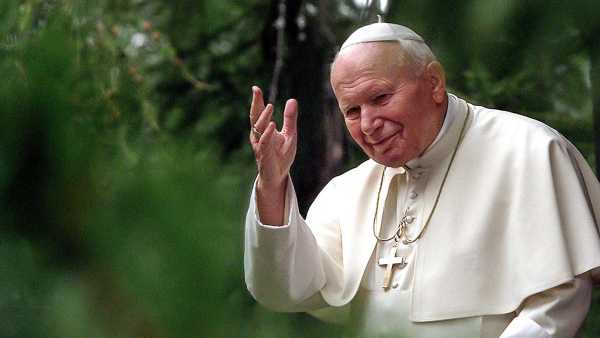 Oggi in TV: "Ossi di seppia" ricorda Giovanni Paolo II - In esclusiva su RaiPlay dal 3 aprile