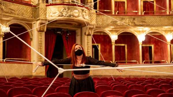 Stasera in TV: Dopo la vittoria del Premio Abbiati torna "Il Barbiere di Siviglia" - In prima serata su Rai5 (canale 23) il film opera di Martone e Gatti