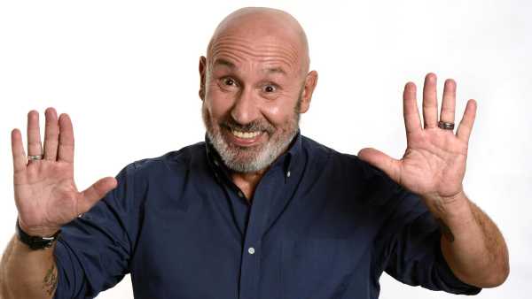 Stasera in TV: Su Rai2 gran finale per "Ve ne siete mai accorti? - Vizi e consuetudini degli italiani visti attraverso la comicità di Maurizio Battista