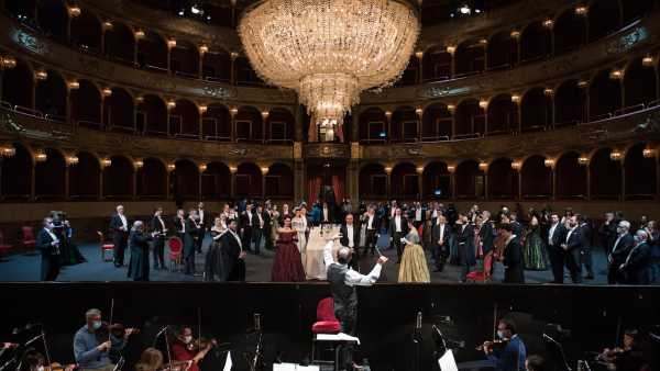 Stasera in TV: In prima Tv "La traviata" firmata da Martone e diretta da Gatti - Su Rai3 con Lisette Oropesa, Saimir Pirgu e Roberto Frontali