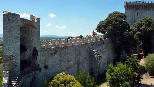Oggi in TV: Alla scoperta dei cammini dell'Umbria con Linea Verde Tour. Su Rai1 con Federico Quaranta e Peppone