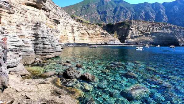 Stasera in TV: Di là dal fiume e tra gli alberi - Con Rai5 (canale 23) a Salina, isola verde