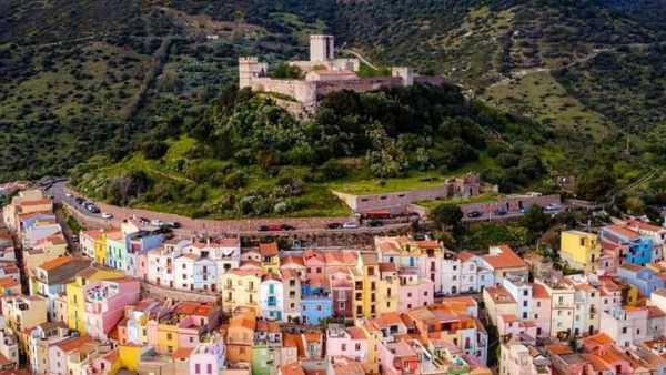 Oggi in Radio: "Le Casellanti" di Isoradio vanno a Bosa - In Sardegna, alla scoperta del "Borgo dai mille colori"