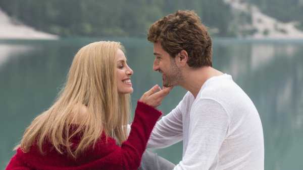 Stasera in TV: Alessandro Siani è "Mister Felicità" su Rai Movie (canale 24) - Nel cast Diego Abatantuono, Carla Signoris, Elena Cucci