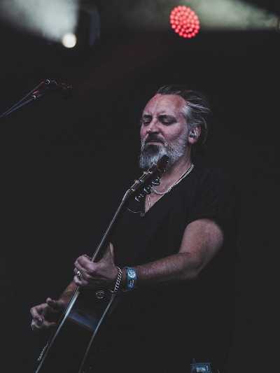 FINK torna con un greatest hits e due concerti a Milano e Roma