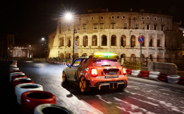 La Safety Car della FIA Formula E sfida la metro di Roma