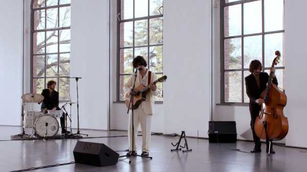 ANDREA LASZLO DE SIMONE: sul canale YouTube di MI AMI "Vivo", la clip da "Il Film Del Concerto" dalla Triennale Milano