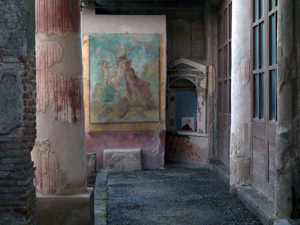 Interno Pompeiano e Archivio dello Spazio - L’anima di Pompei nel progetto artistico fotografico di Luigi Spina