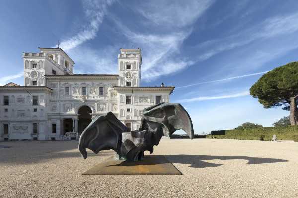 A Villa Medici riaprono "I peccati" di Johan Creten