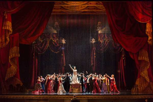 Al Regio "La traviata" è dal vivo La libertà di tornare a Teatro