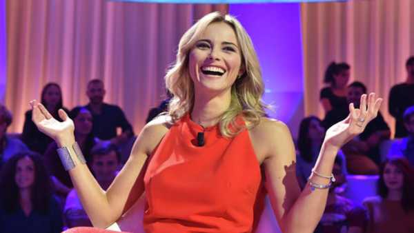Oggi in TV: 'Da noi...a ruota libera' su Rai1 - Francesca Fialdini tra attori e giornalisti 'Da noi...a ruota libera' su Rai1 Francesca Fialdini tra attori e giornalisti