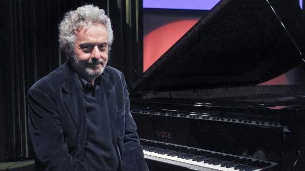 Oggi in Radio: A "Prima Fila" i nuovi progetti del Maestro Nicola Piovani - Su Radio1 anche il teatro di Mario Martone e la Mostra Internazionale di Architettura di Venezia